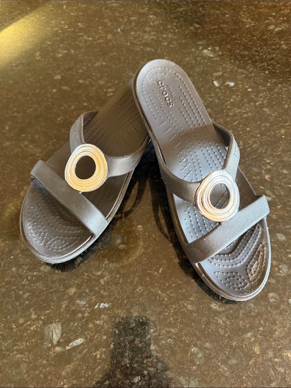 Crocs Sanrah Black Slip-On Sandals with Silver Accent Size 9 JS-135